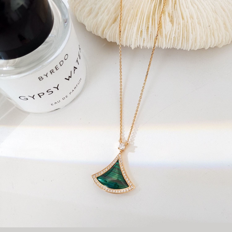 Bo*te*ga venenta necklaces